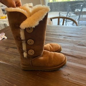 Used Ugg boots but still in decent shape !